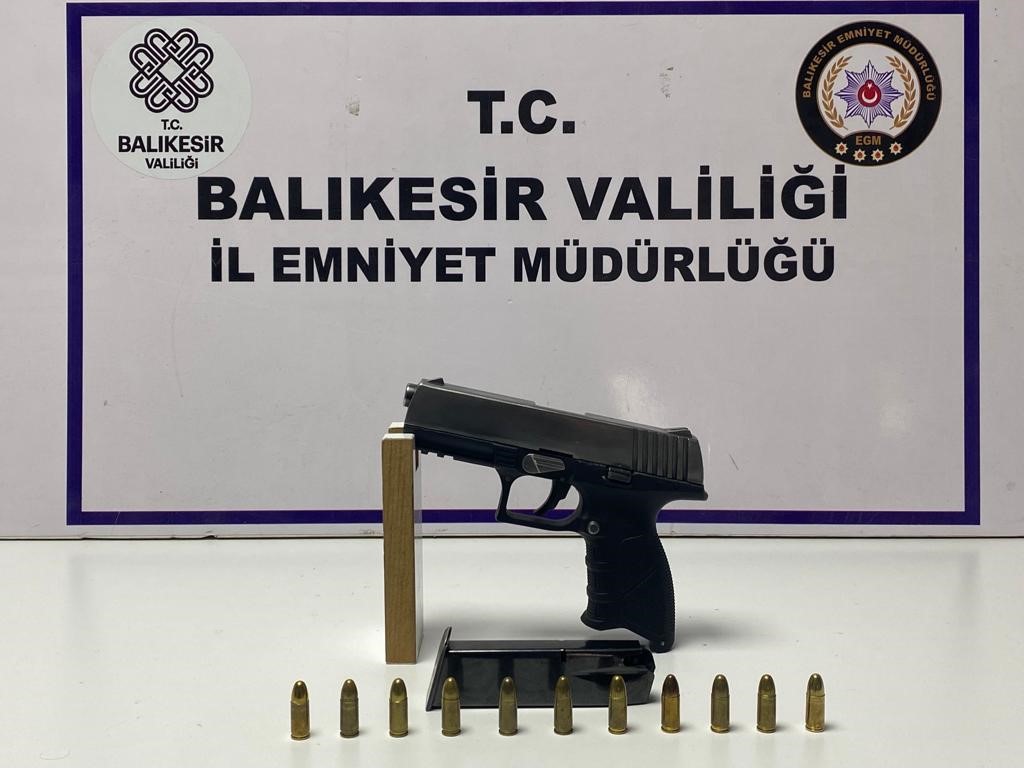 Balıkesir’de 28 aranan şahıstan 10’u tutuklandı Balıkesir’de polis ekiplerinin il genelinde yaptıkları asayiş operasyonlarında çeşitli suçlardan