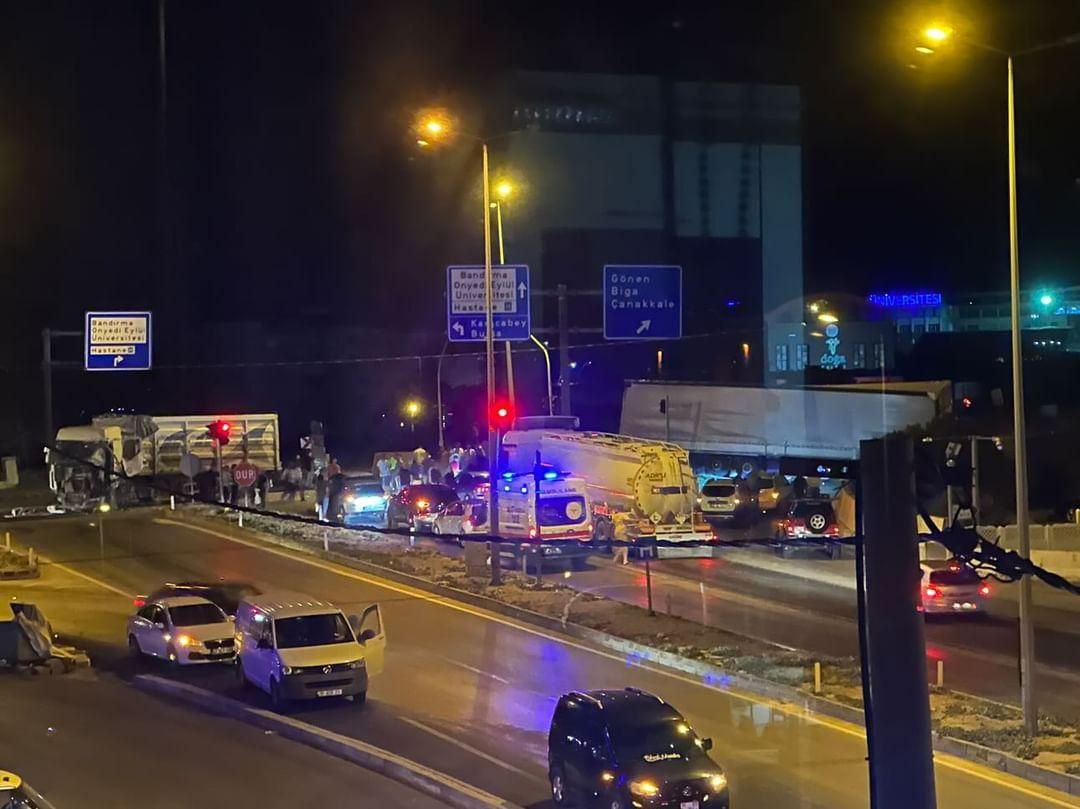 Bandırma’da trafik kazası 2 tır çarpıştı Balıkesir’in Bandırma ilçesinde Bölge Trafik Amirliği önü trafik ışıklarında 2