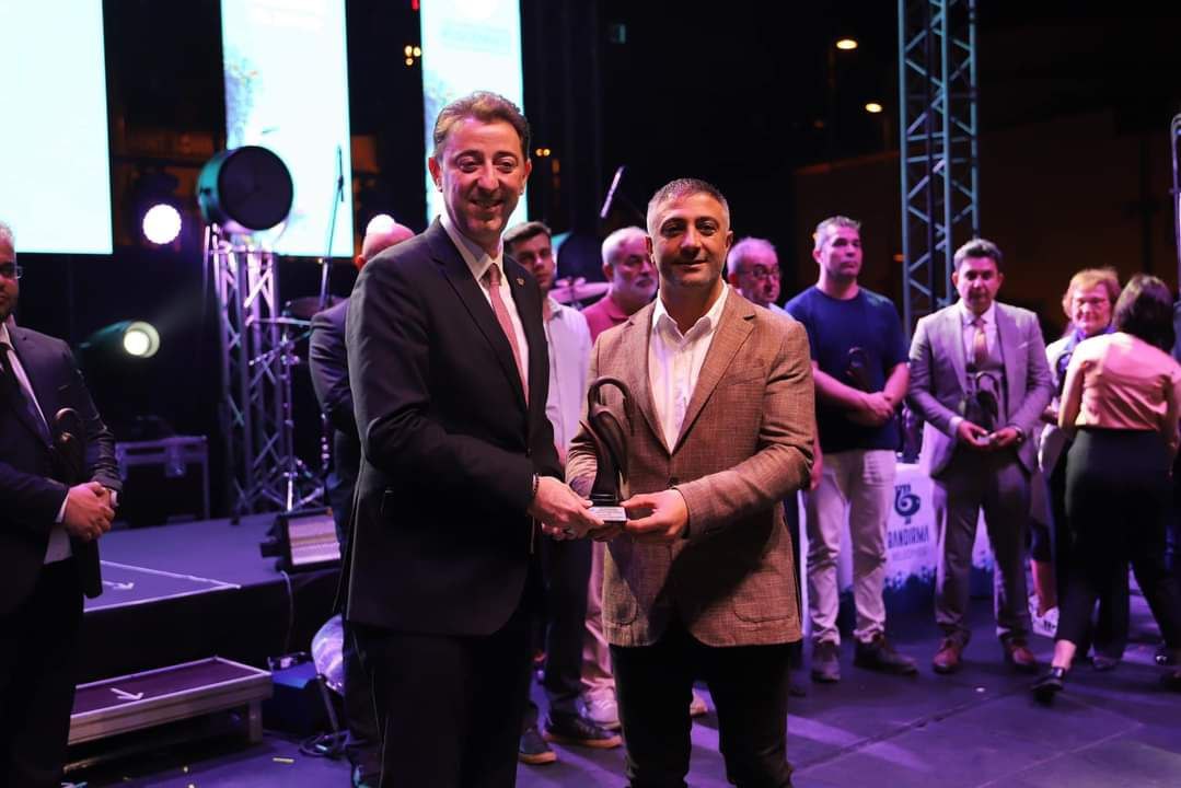 Bandırma Kuşcenneti Kültür ve Turizm Festivali’nin sponsoru olan Deniz Grup sahibi Burhan Deniz plaket aldı Bandırma Belediyesi tarafından düzenlenen 32’inci Uluslararası Bandırma Kuşcenneti Kültür ve