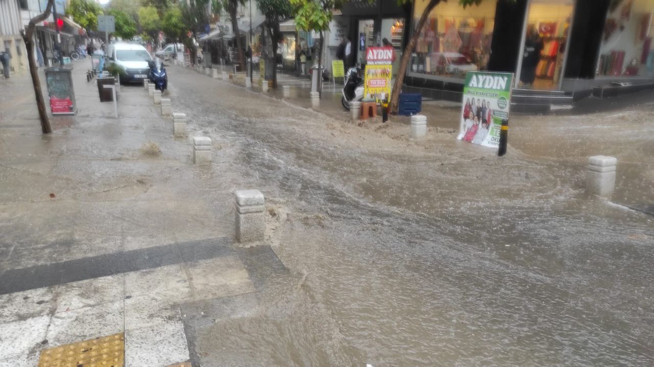 Balıkesir´in Bandırma ilçesinde sabah saatlerinde aniden başlayan yağmur hayatı olumsuz