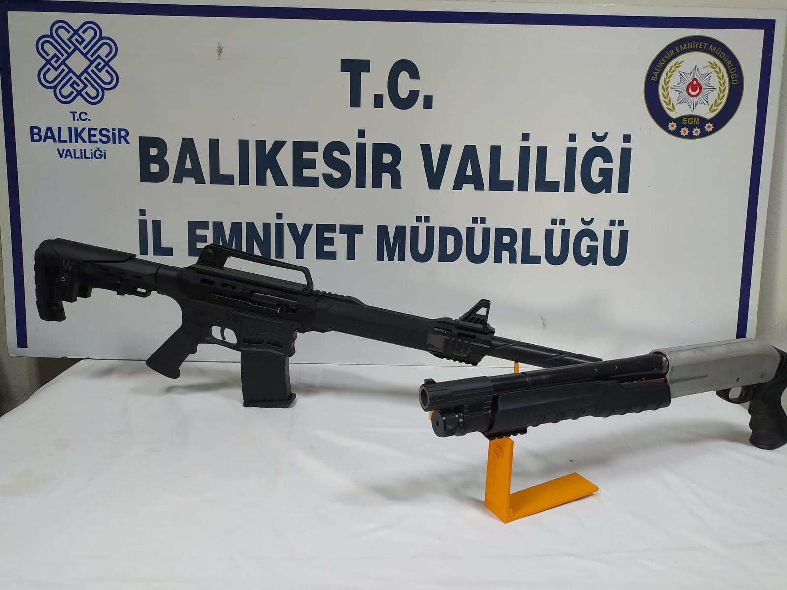 Balıkesir’de polis 19 aranan şahsı yakaladı Balıkesir‘de polis ekipleri il genelinde yaptıkları operasyonlarda çeşitli suçlardan aranan