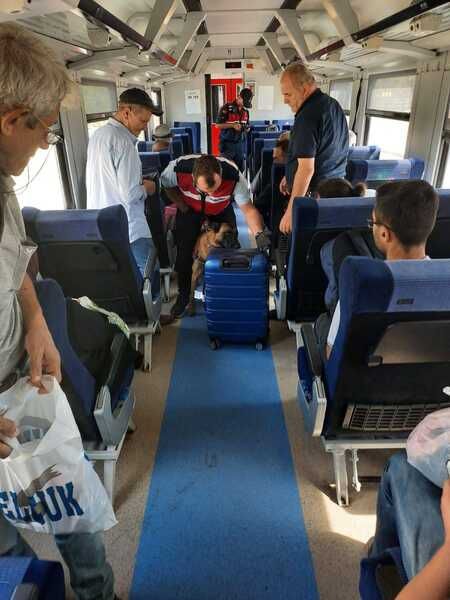 Tren vagonları tek tek arandı Balıkesir‘de jandarma ekipleri, TCDD’ye ait trenlerde 30 personelin katılımı ile