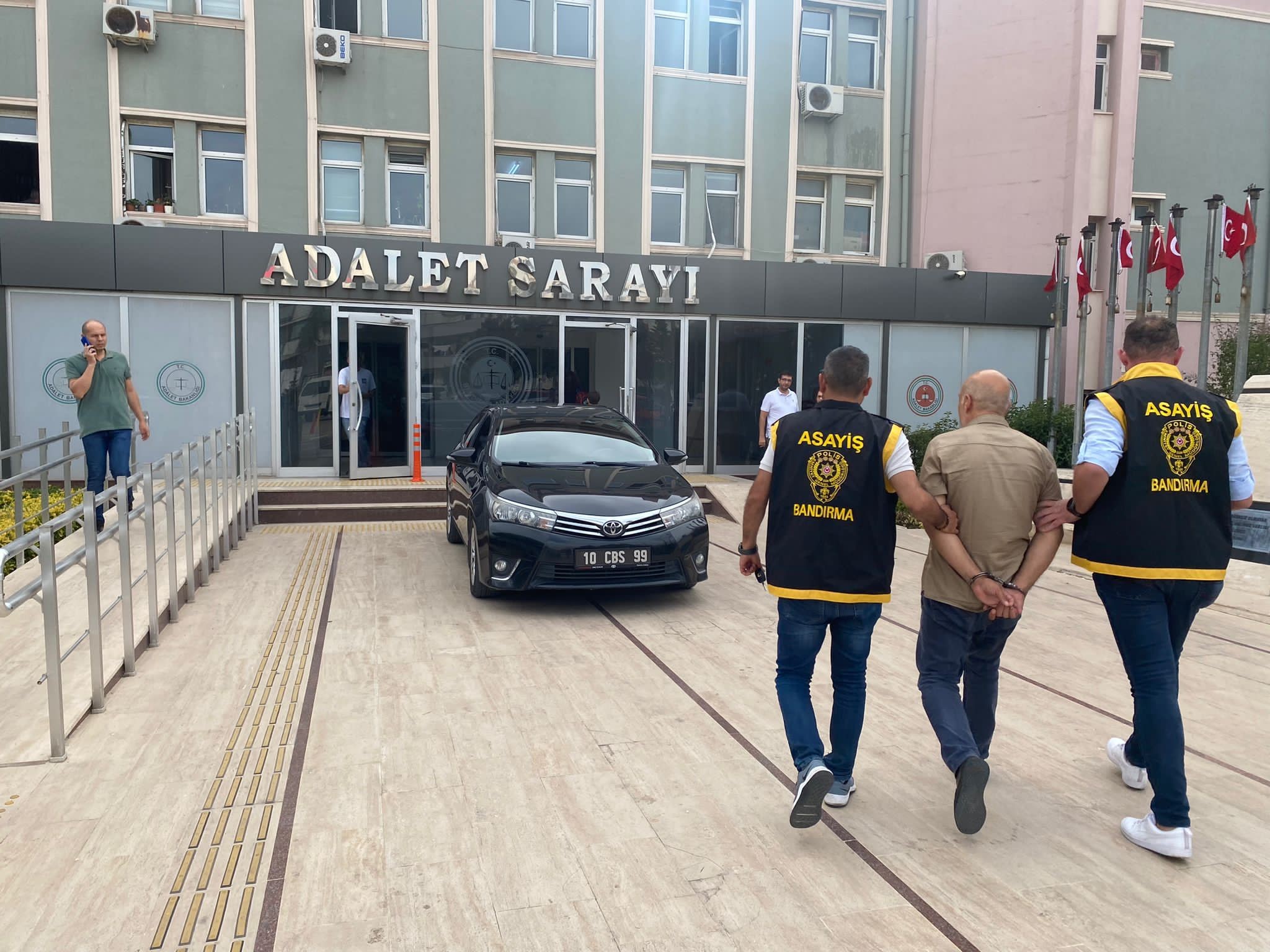 Bandırma’da e-ticaret dolandırıcılığı Balıkesir’in Bandırma ilçesinde 8 kişiyi Sosyal Yardımlaşma Vakfı’ndan yardım çıkarma