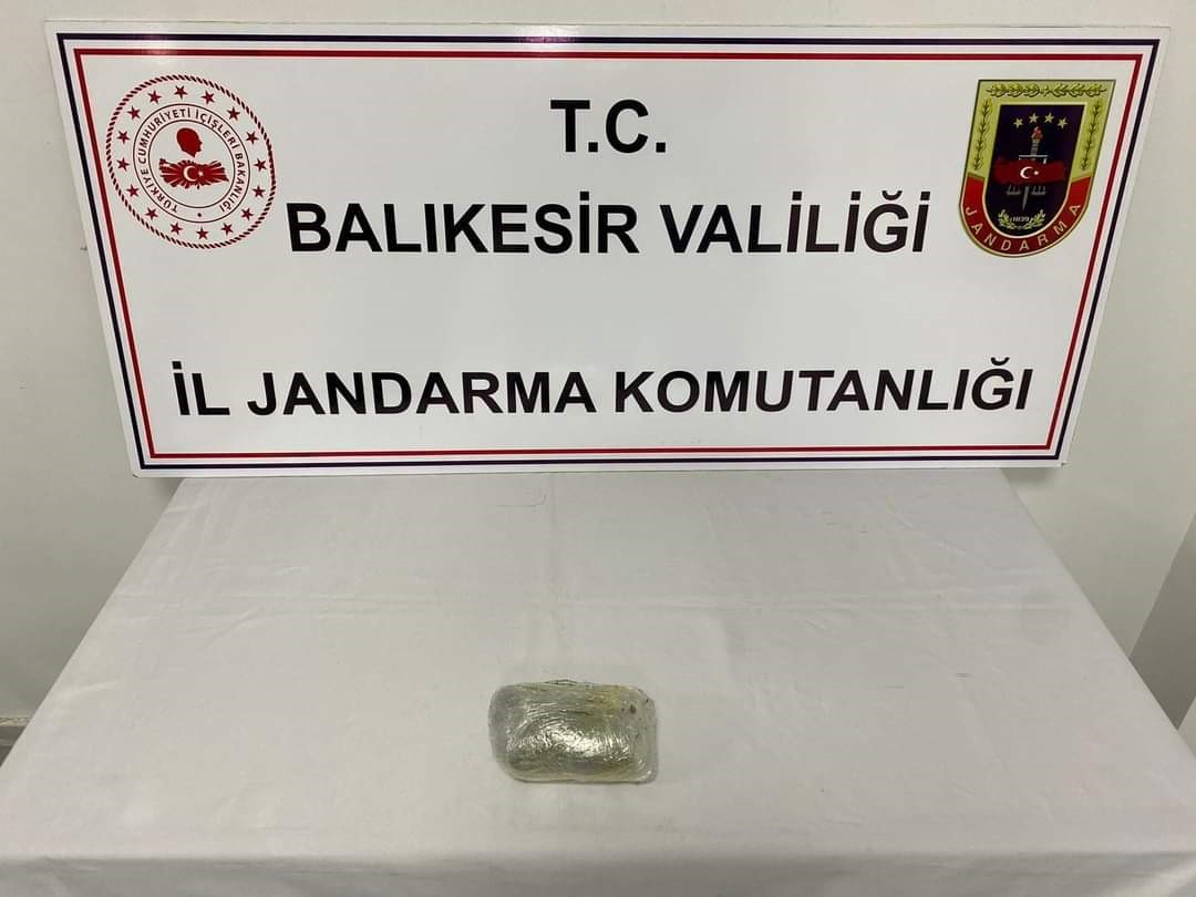 Apostol’da esrar operasyonu Balıkesir’in Erdek ilçesinde şüpheli kişinin evinde yapılan aramalarda, 732 gram