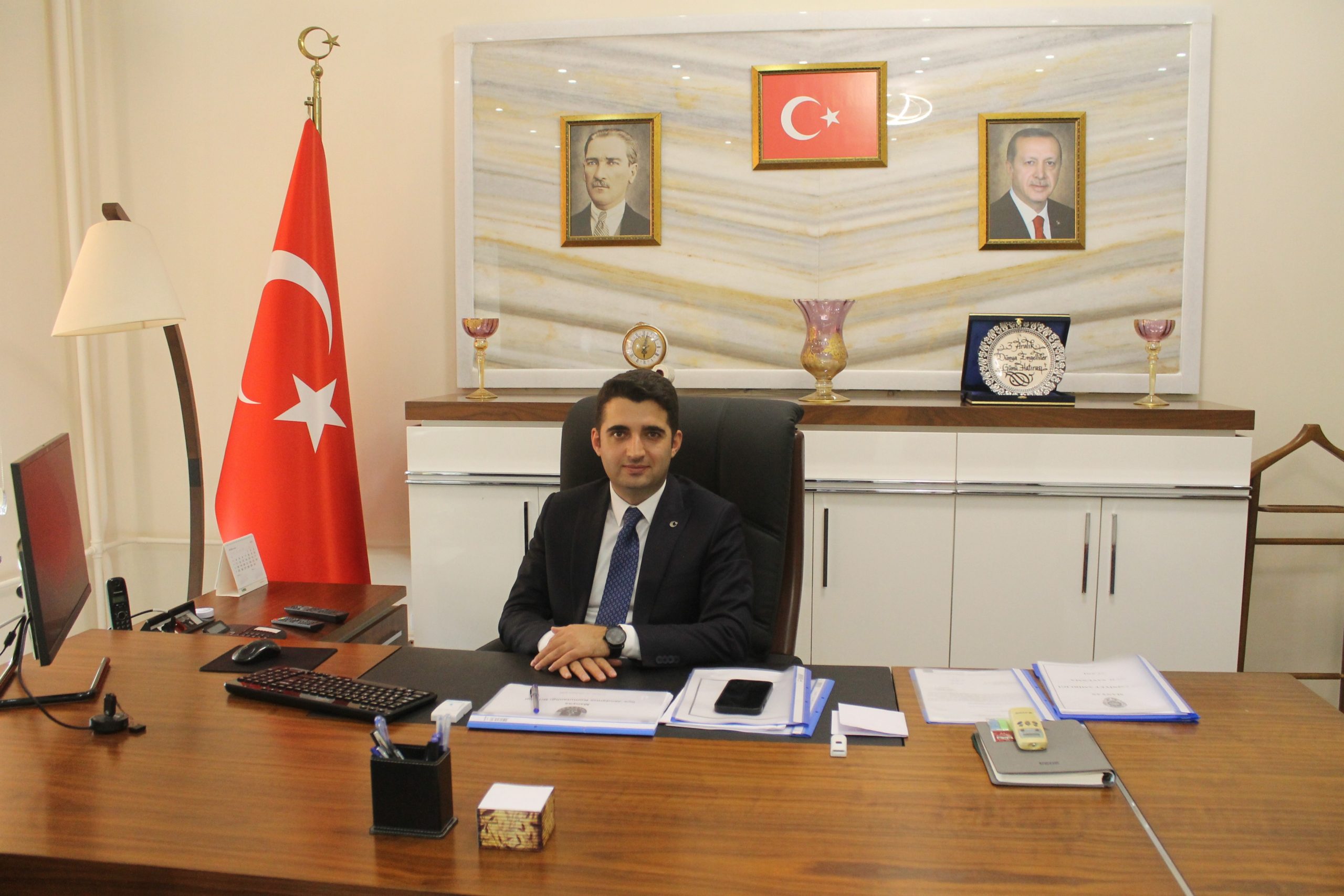 Manyas Kaymakamı Emre Yeşil görevine başladı Manyas Kaymakamlığına atanan Emre Yeşil görevine başladı. İçişleri Bakanlığı 108.