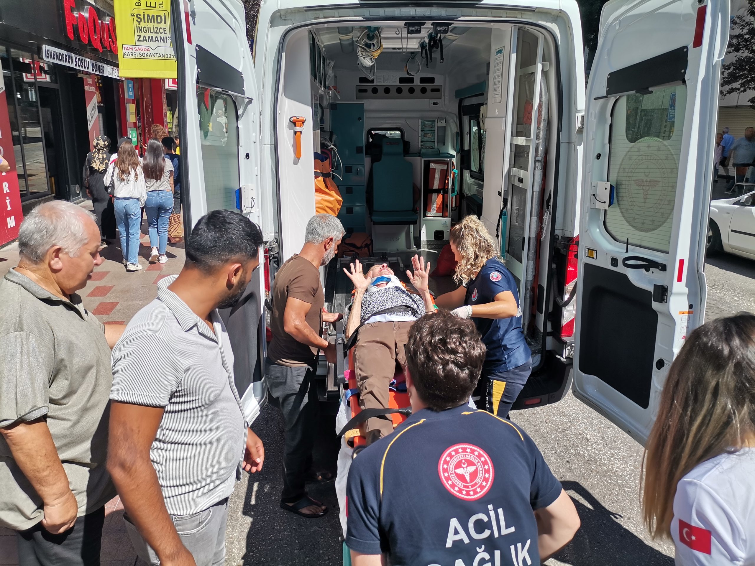Balıkesir’in Bandırma ilçesi İnönü Caddesinde yolun karşısına geçmek isteyen yaya’ya