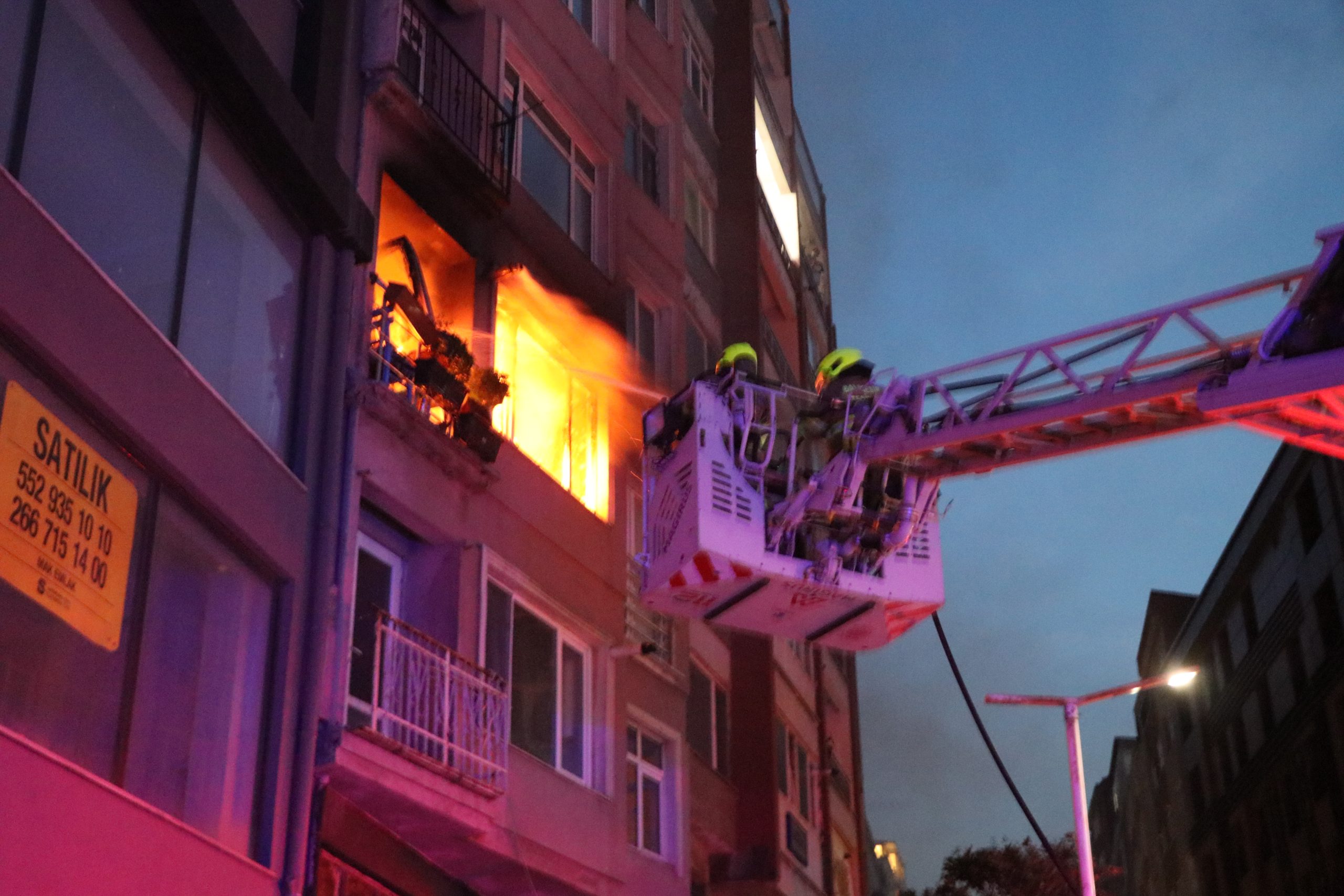 Balıkesir’in Bandırma ilçesinde bir dairede çıkan yangın çevredeki vatandaşlara korku