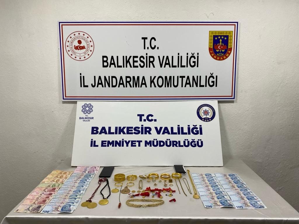 Balıkesir’in Manyas İlçesinde telefonda kendilerini jandarma olarak tanıtan ve bir