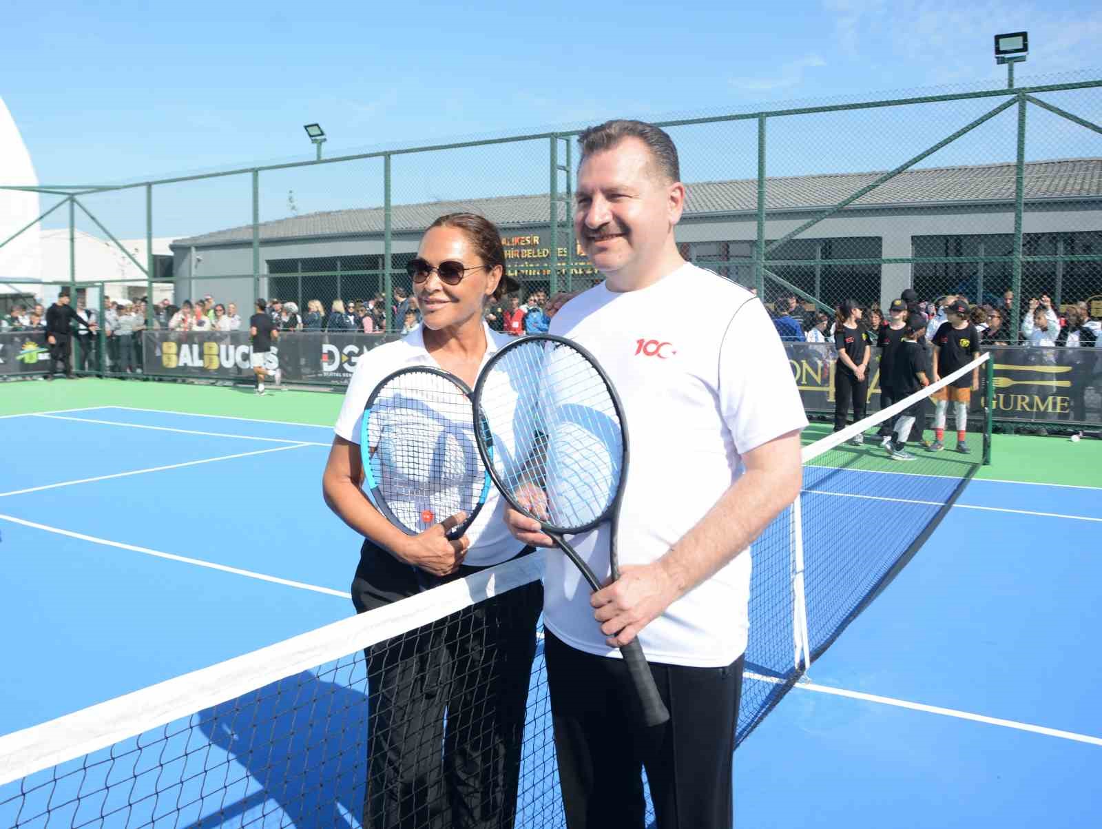 Balıkesir Büyükşehir Belediyesi tarafından yapılan spor kompleksinin açılışında ünlü oyuncu