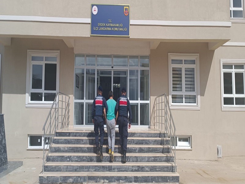 Bandırma ve Erdek’te haklarında hapis cezası bulunan 2 kişi yakaladı Balıkesir’in Bandırma ve Erdek İlçelerinde JASAT ekipleri tarafından düzenlenen operasyonda