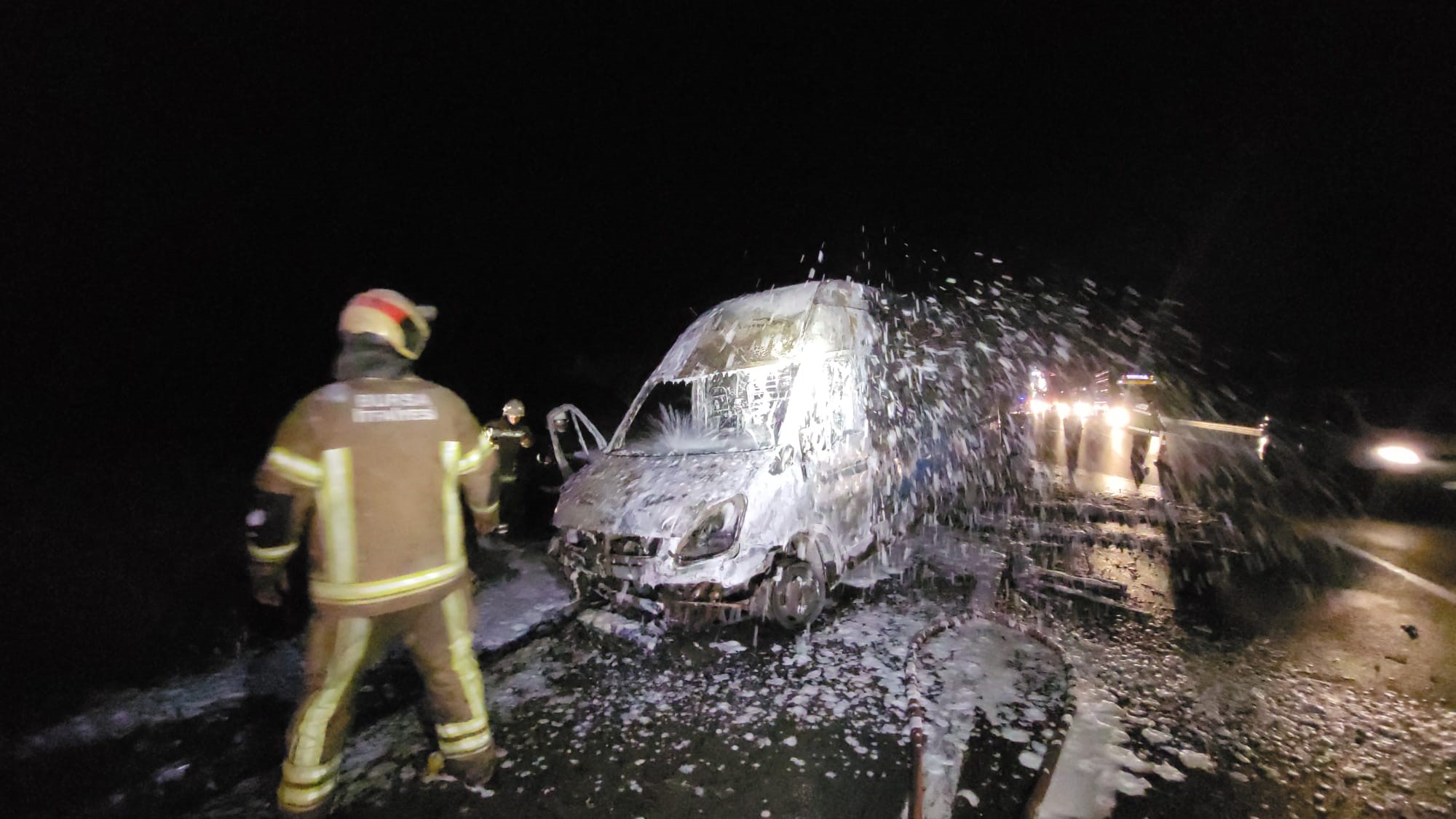 Motor kısmından çıkan yangın kargo aracını kullanılamaz hale getirdi Bursa’da motor kısmından çıkan yangın kargo aracını kullanılamaz hale getirdi.