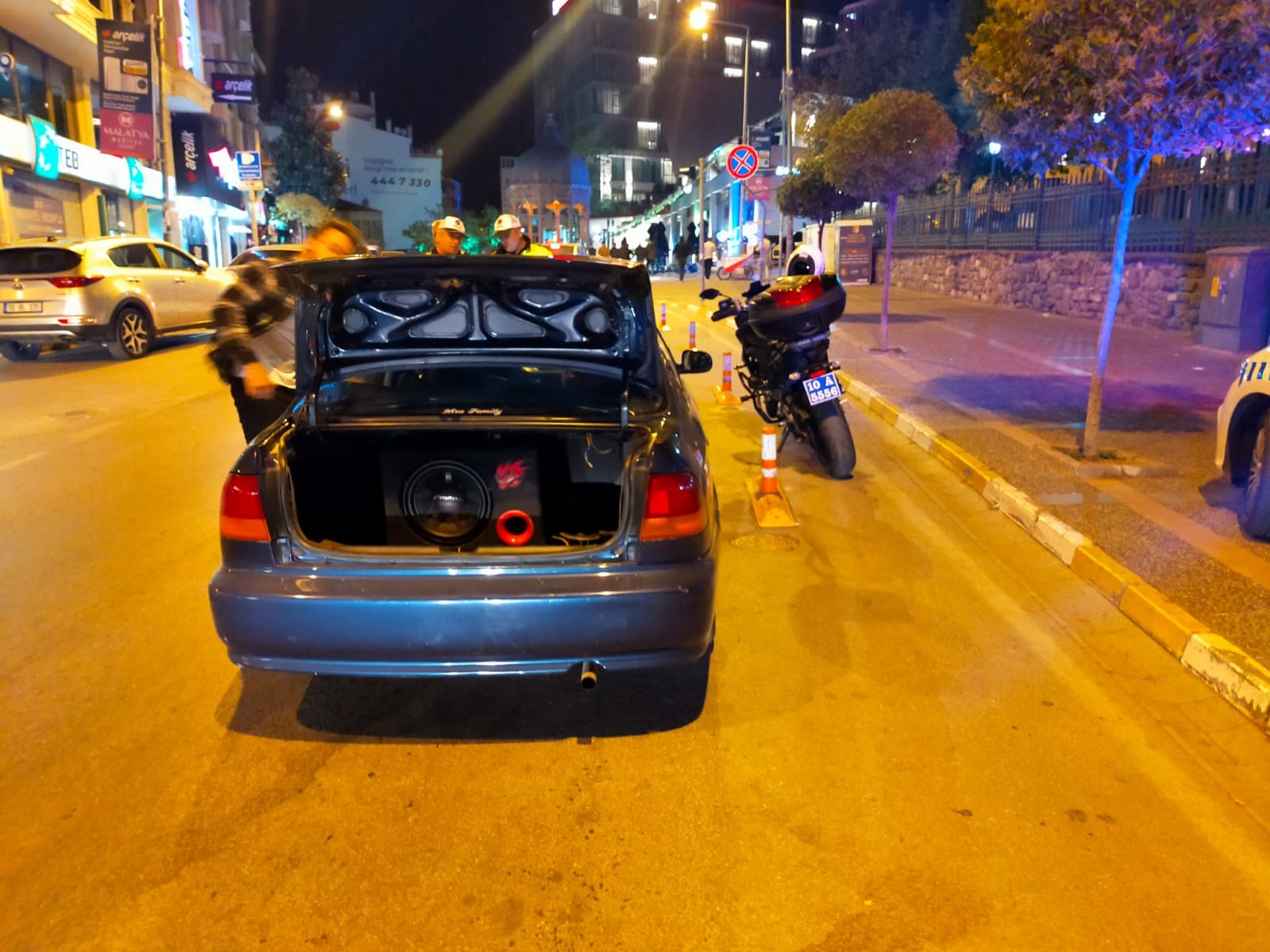 Balıkesir’de yüksek sesli müzik dinleyen araçlara ceza yağdı Balıkesir’de trafik ekipleri 19.00’dan sonra çevreyi rahatsız edecek şekilde yüksek