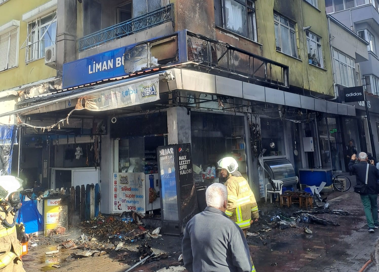 Erdek’te restoran yandı Balıkesir’in Erdek ilçesinde bir restoranda çıkan yangın paniğe neden oldu.