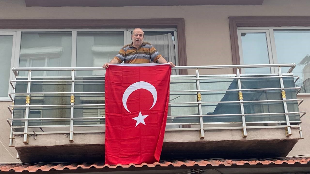 “Bayrak Asan Dayı” 100. yıl için balkonda Türkiye’nin “Bayrak Asan Dayı” olarak tanıdığı, futbol takımlarından siyasi partilere,