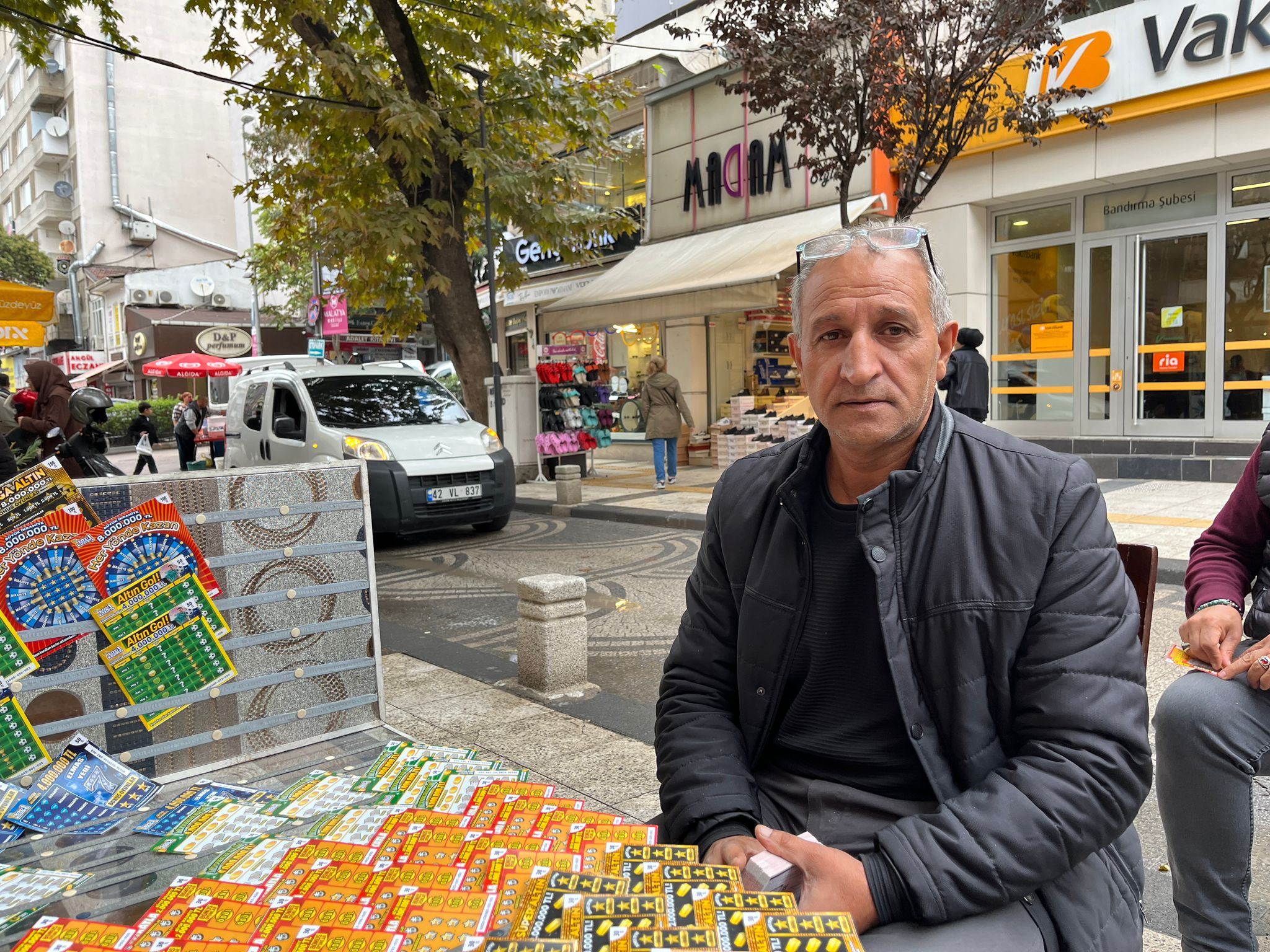 BANDIRMALI VATANDAŞ ÇAREYİ ŞANS OYUNLARINDA ARIYOR Bandırma’nın en çok kazandıran Milli Piyango Seyyar Bayii Necmi Poyrazoğlu