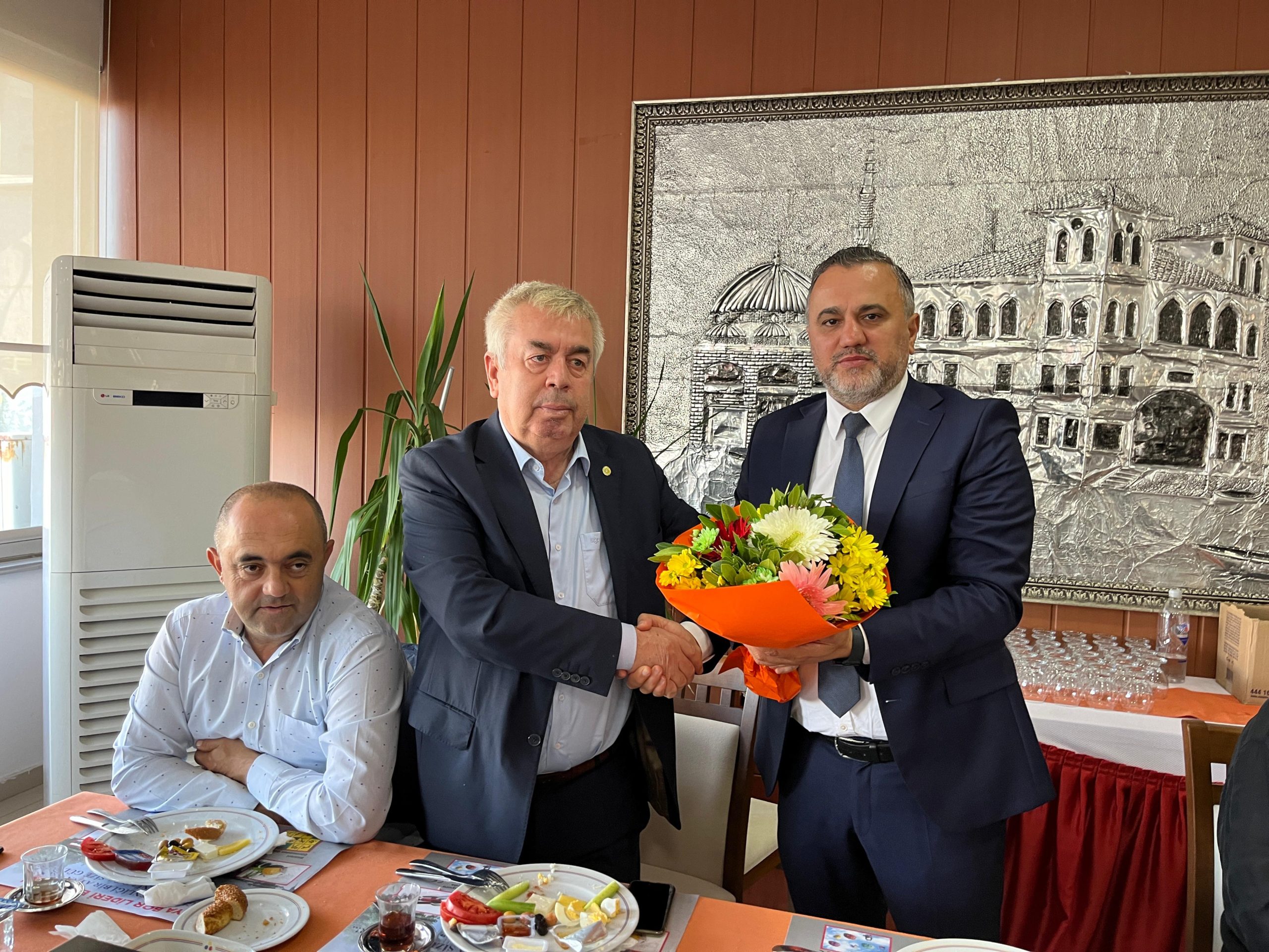 AK PARTİ MUHTARLARLA BULUŞTU AK Parti Bandırma İlçe Teşkilatı, 19 Ekim Muhtarlar Günü’nü Bandırmalı