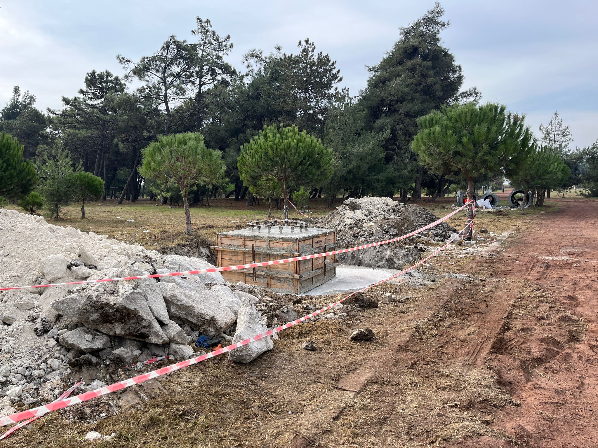 SAĞLIKLI YAŞAM ALANINDA BAZ İSTASYONU İSTENMİYOR Bandırma Belediyesi General Balcı Çamlığı Sağlıklı Yaşan Alanı’nda kurulmak istenen