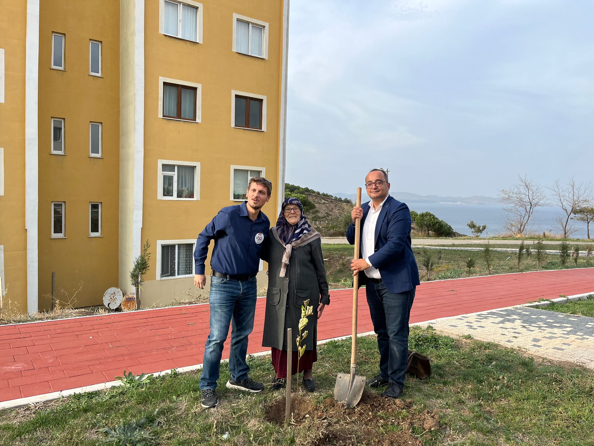 CHP’DEN 100. YILDA 100 FİDAN ETKİNLİĞİ Cumhuriyet Halk Partisi Bandırma İlçe Örgütü, Cumhuriyet Bayramı programları kapsamında