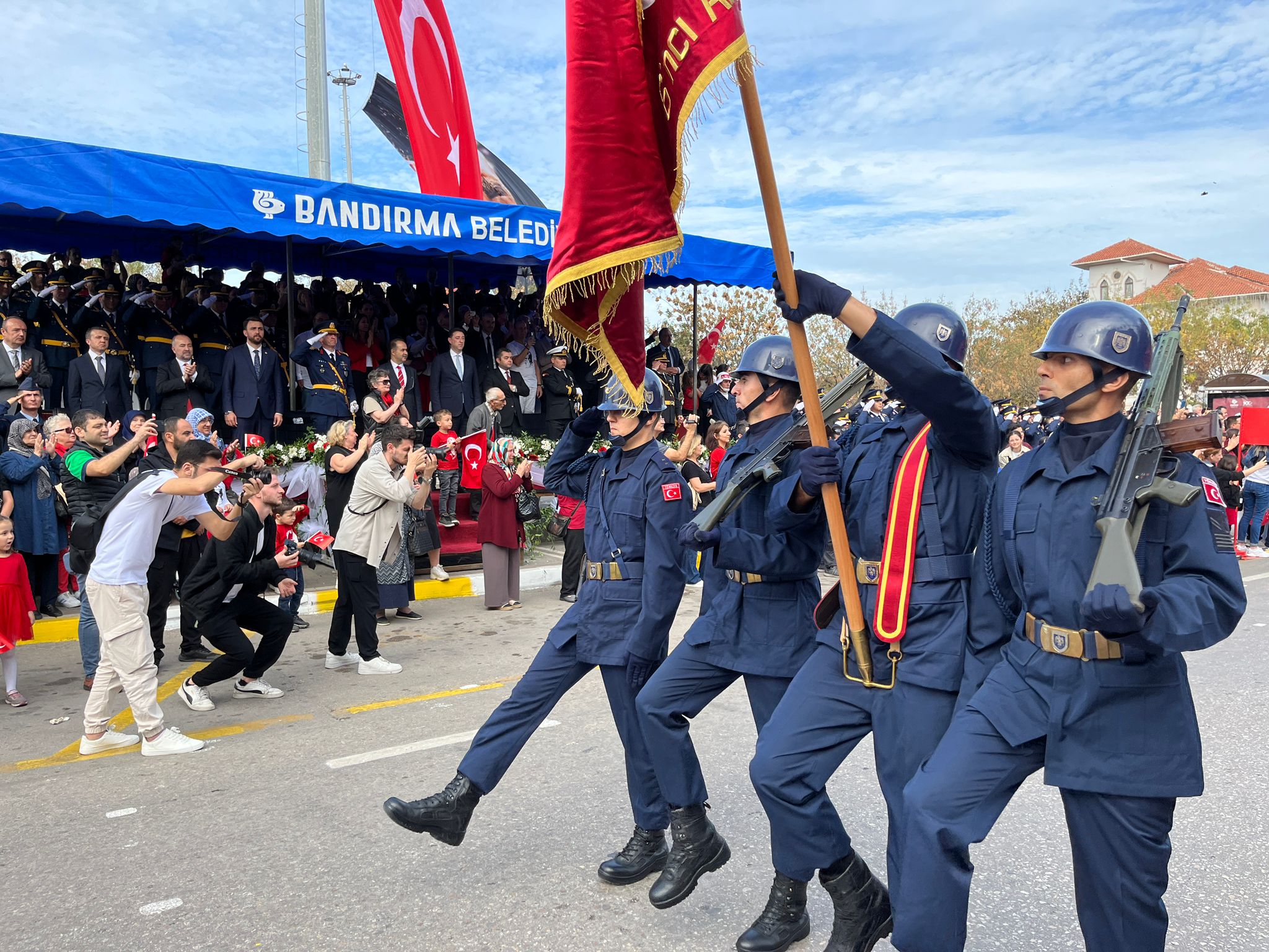 CUMHURİYET’İN 100. YILI BANDIRMA’DA COŞKUYLA KUTLANDI Balıkesir’in Bandırma İlçesi’nde, Cumhuriyeti’in 100’üncü Yaş günü büyük coşku ve
