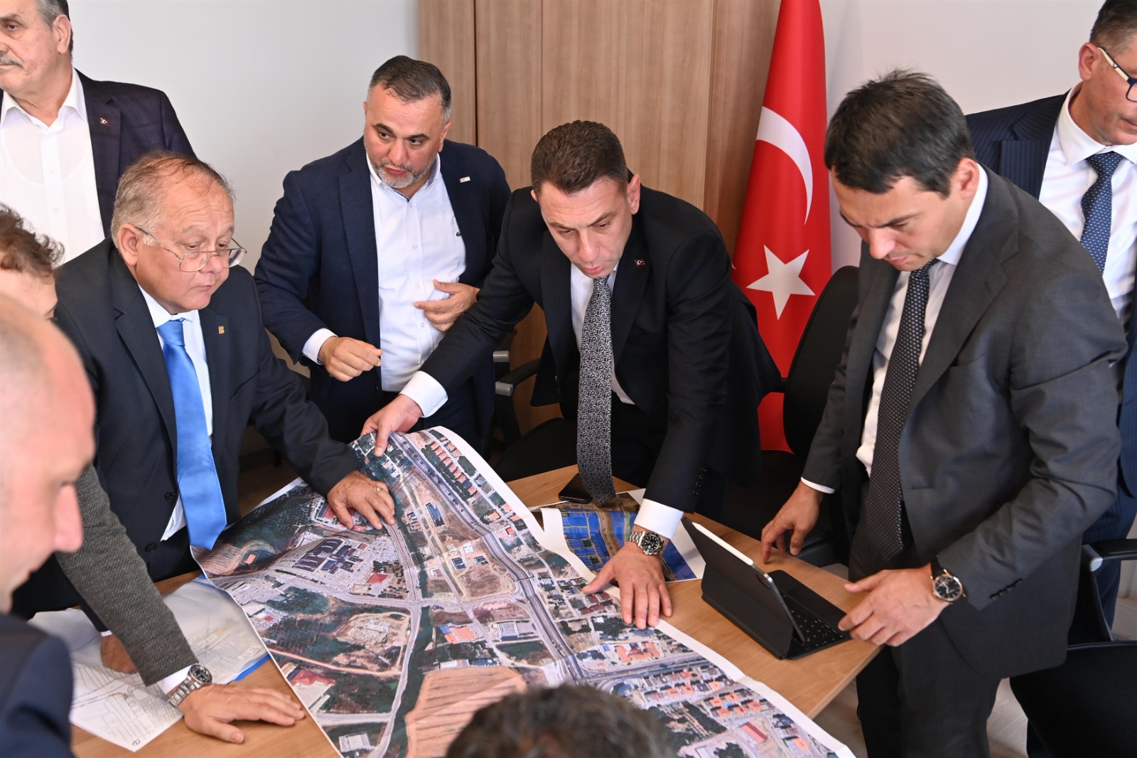 Büyükşehir, Bandırma’nın trafik sorununu çözüyor Büyükşehir Belediyesi; sabah ve akşam saatlerinde trafiğin yoğun olarak yaşandığı