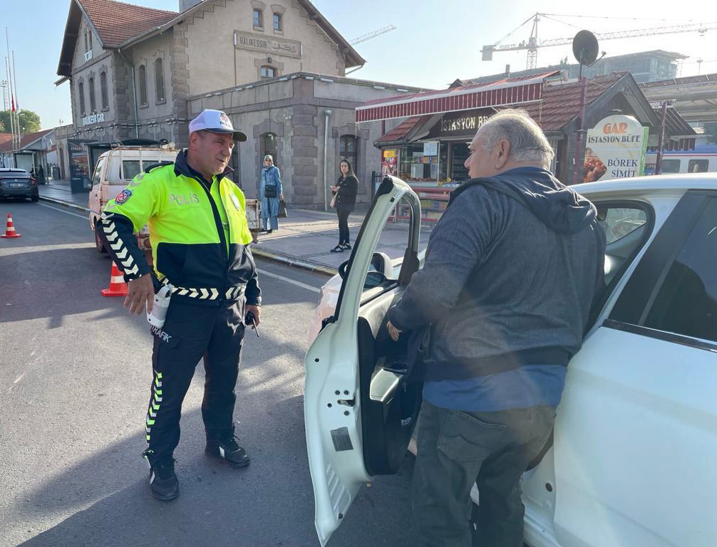 Balıkesir’de 487 araca 221 bin TL ceza Balıkesir il merkezinde trafik ekiplerinin gürültülü müzik dinleyen araçlar ile motosikletlere