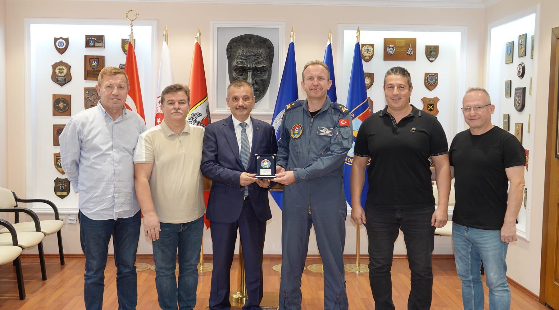 Türk Hava Kurumu Bandırma Şube Başkanı Varol Memişler ve yönetimi,