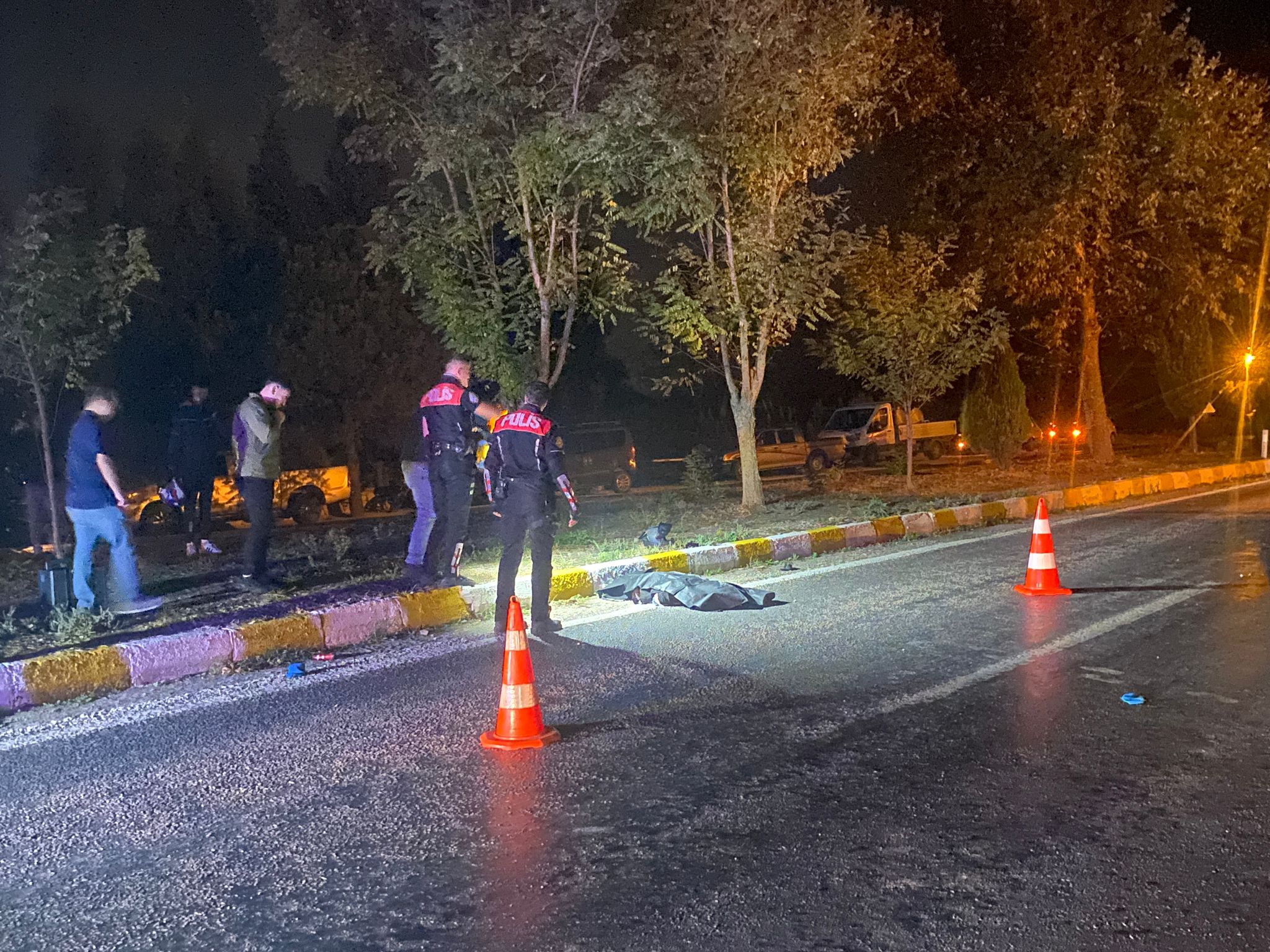 Balıkesir’in Erdek ilçesinde karşıdan karşıya geçerken motosikletin çarpışmasıyla yaşlı kadın