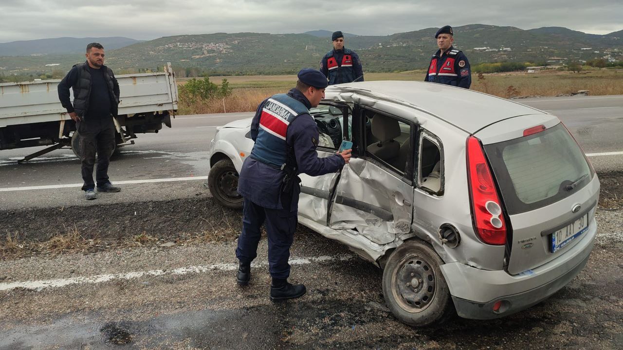 Balıkesir’in Erdek ilçesinde sabah saatlerinde yaşanan trafik kazasında otomobil sürücüsü
