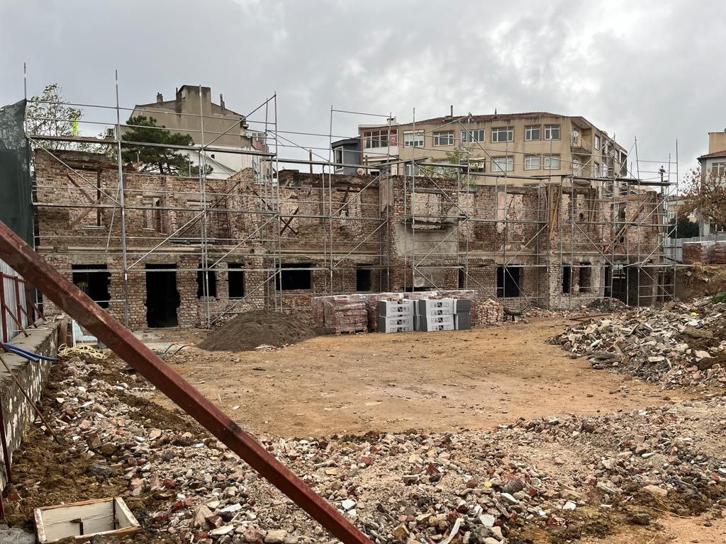 Bandırma Pertevniyal Hastanesi’nin yarım bırakılan restorasyon çalışması nedeniyle yıkılma tehlikesi