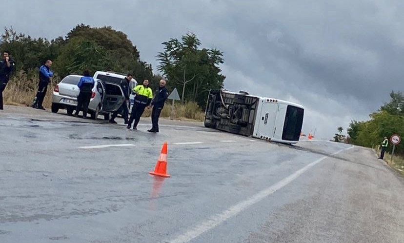 Balıkesir’in Gönen ilçesinde seyir halindeki minibüs devrildi, 10 kişi yaralandı.