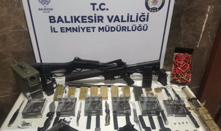 Bandırma’da ateşli silah ve mühimmat operasyonu Balıkesir’in Bandırma ilçesinde operasyon düzenlenen bir evde polis çok sayıda