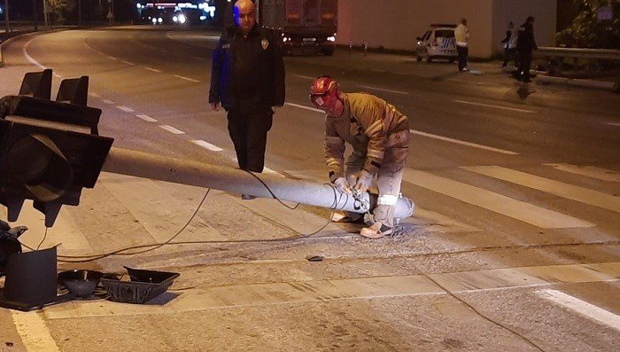 Susurluk’ta açık kalan kamyonun damperi trafik direklerini yerinden söktü Balıkesir’in Susurluk ilçesinde bir kamyon, damperinin açık kalması sonucu trafik