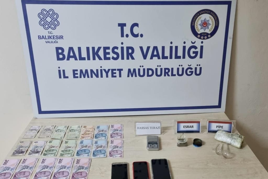 Balıkesir’in Erdek ilçesinde araç ve şahıs aramasında uyuşturucu ve suçtan