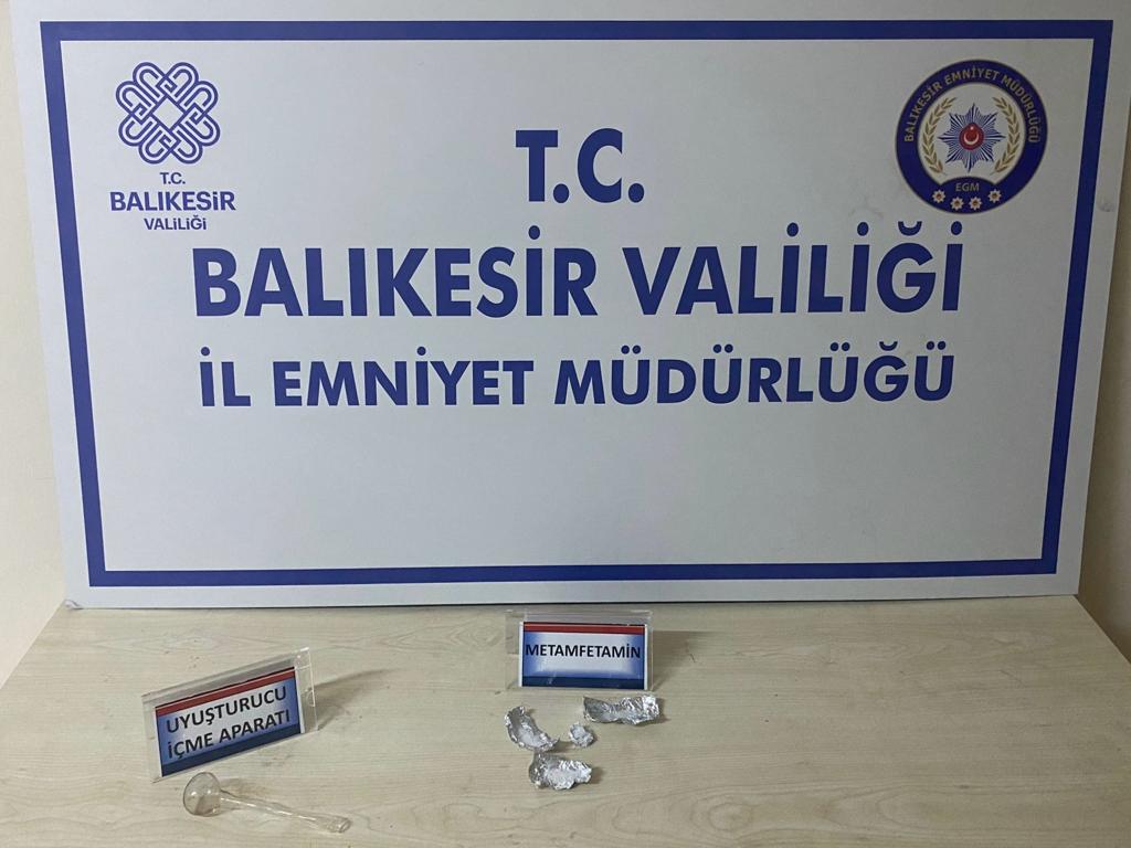 Balıkesir’in Erdek ilçesinde şüphelenilen 2 kişinin aramasında üzerlerinde uyuşturucu madde