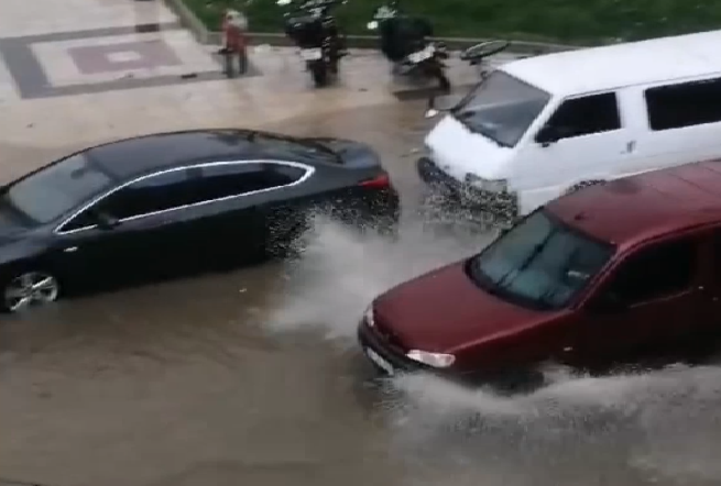 Balıkesir’in Gönen ilçesinde fırtına ile birlikte gelen yağış hayatı olumsuz