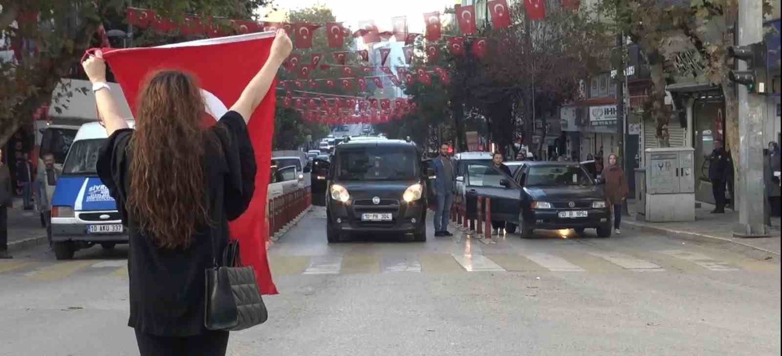 Balıkesir 10 Kasım’da Atatürk’ü andı.   Atatürk heykelinde yapılan resmi