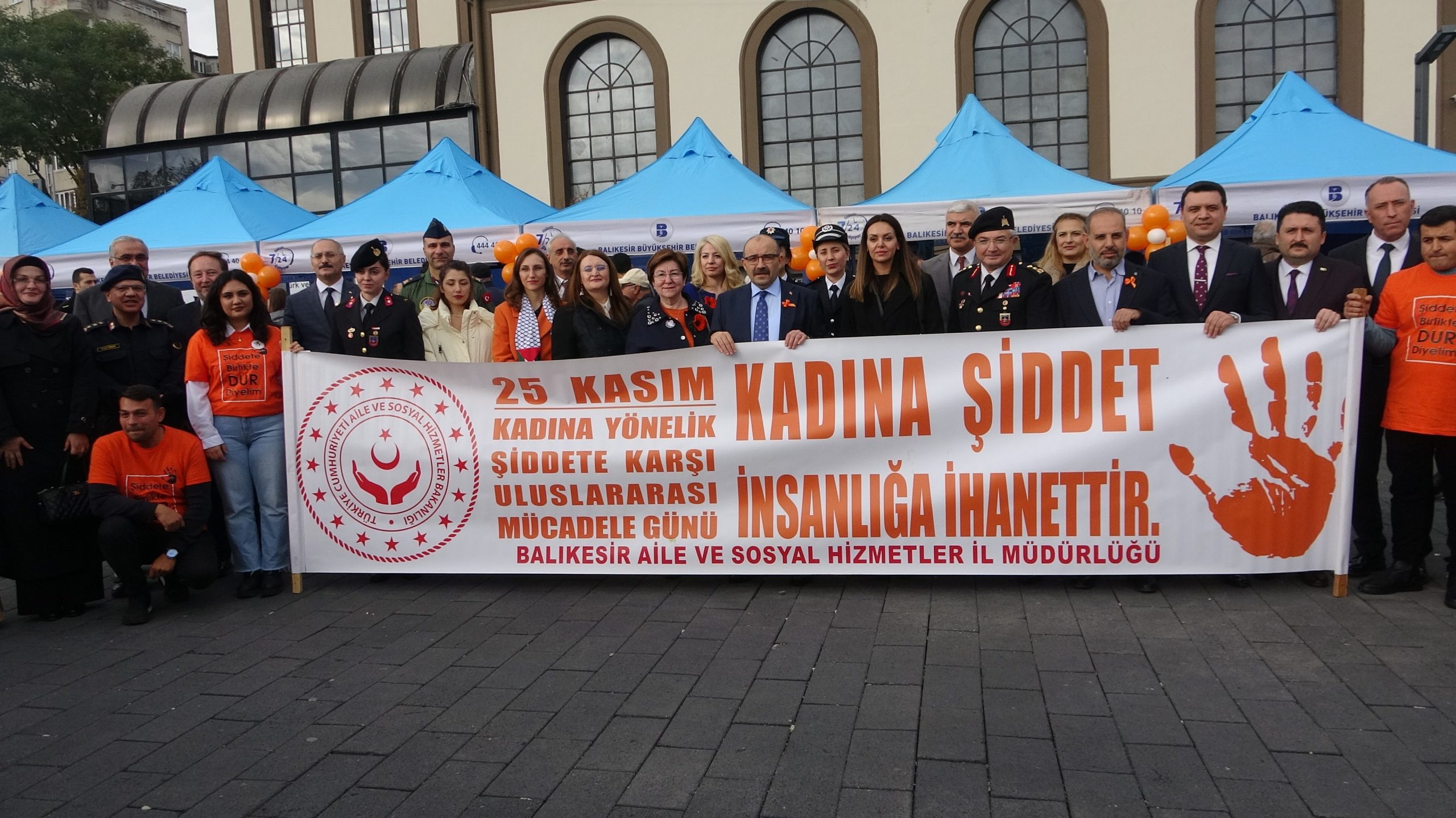 Balıkesir’de kadına karşı şiddete dikkat çekildi Balıkesir Valisi İsmail Ustaoğlu, Kadına Yönelik Şiddete Karşı Uluslararası Mücadele Günü