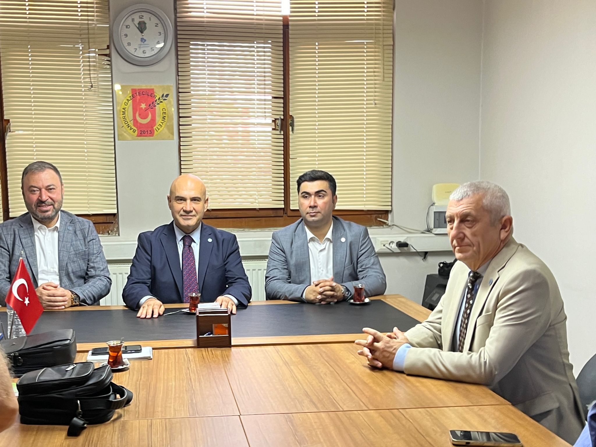 NECMİ SERT’E VEKİLİN YANINDA SOĞUK DUŞ İYİ Parti Milletvekili Turhan Çömez’in gazetecileri ziyaretinde, İYİ Parti Eski