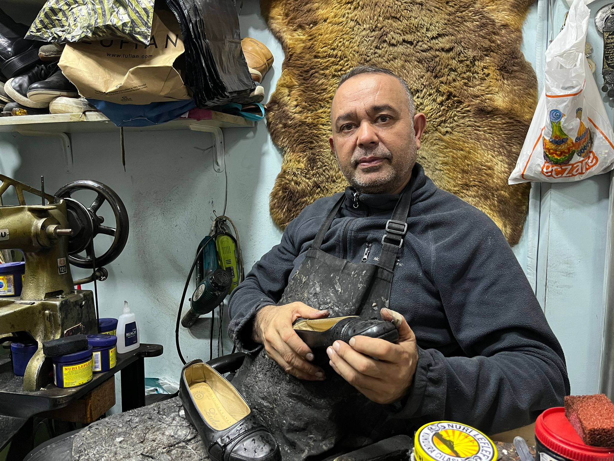 EKONOMİK ZORLUKLAR AYAKKABI TAMİRİNE TALEBİ PATLATTI Fiyat artışları ve zorlu ekonomik koşullar nedeniyle yeni ayakkabı almakta