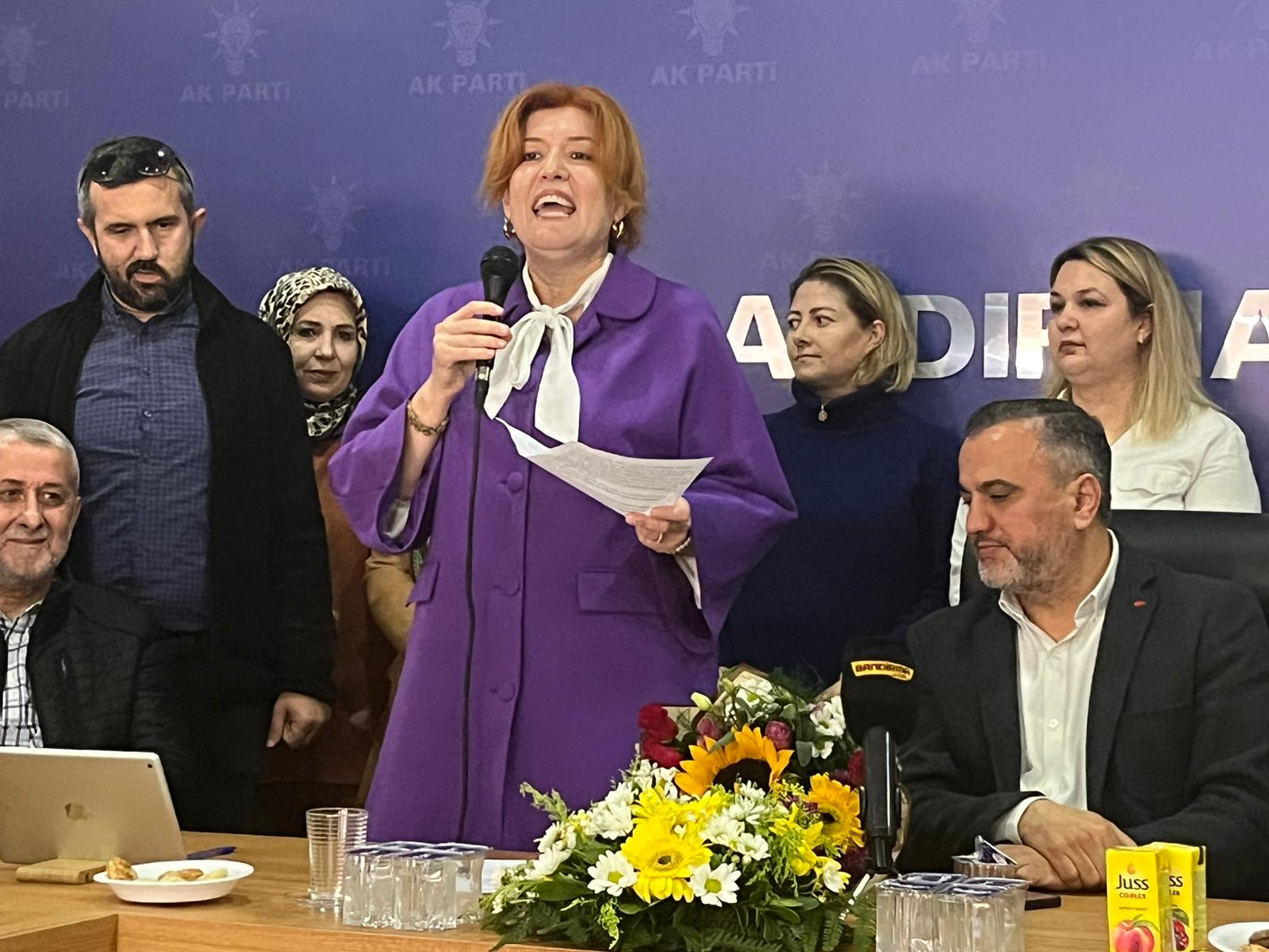 OYA YÜCEL ADAY ADAYLIĞINI AÇIKLADI Bandırma Belediyesi AK Parti Meclis Üyesi Oya Yücel, basın toplantısı