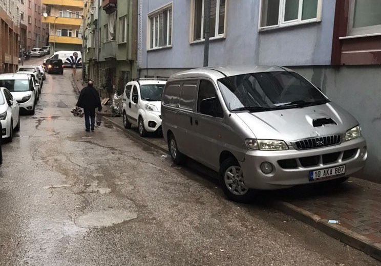 Bandırma’da kaldırımlar yaya yolu olmaktan çıktı Bandırma’nın bir çok mahallesinde ve caddesinde kaldırıma, engelli yoluna araçlarını