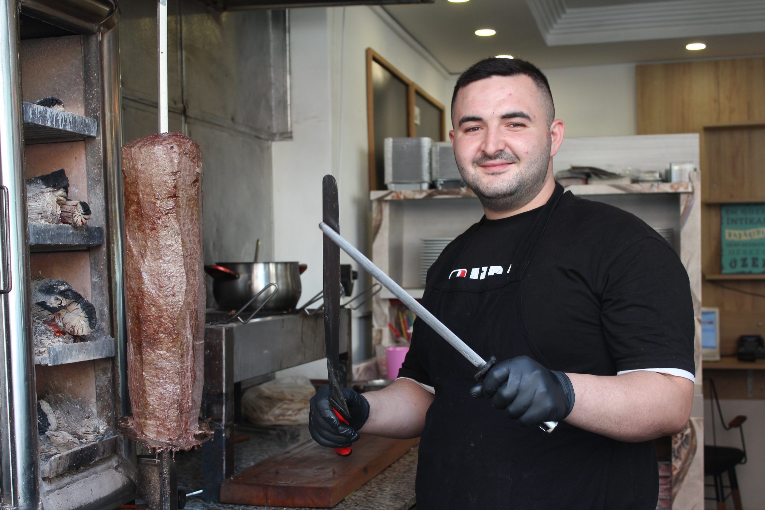 DAMAK TADINA DEĞER VERENLERİN TERCİHİ: YILDIRIM KÖMÜRDE İSKENDER Çocukluk hayalini gerçekleştiren 21 yaşındaki Genç Girişimci Muharrem Yıldırım, çalıştığı