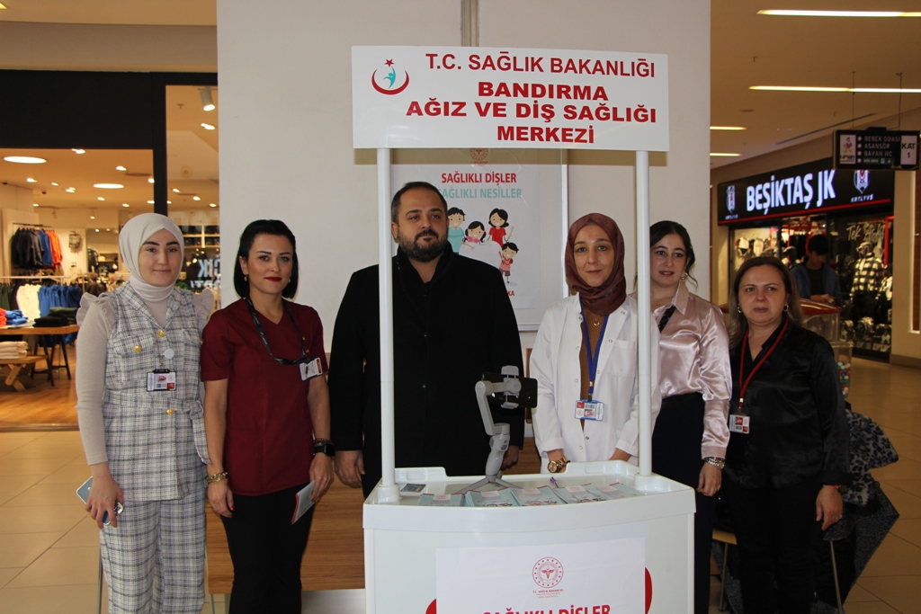 Bandırma’da “Diş Sağlığı Haftası” nedeniyle bilgilendirme standı açıldı 20-26 Kasım “Toplum ve Diş Sağlığı Haftası” nedeniyle, Bandırma’da Ağız