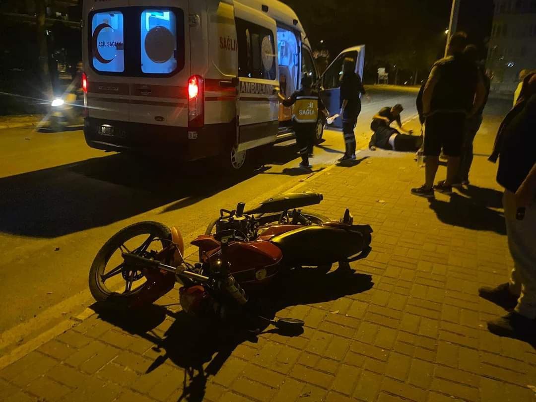 Balıkesir’in Erdek ilçesinde, motosikletin kontrolünü kaybeden sürücü elektrik direğine çarptı.