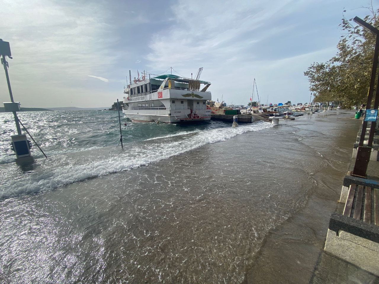 Balıkesir’in Erdek ilçesinde sahilde lodos nedeniyle yüksek dalgalar oluşurken, deniz