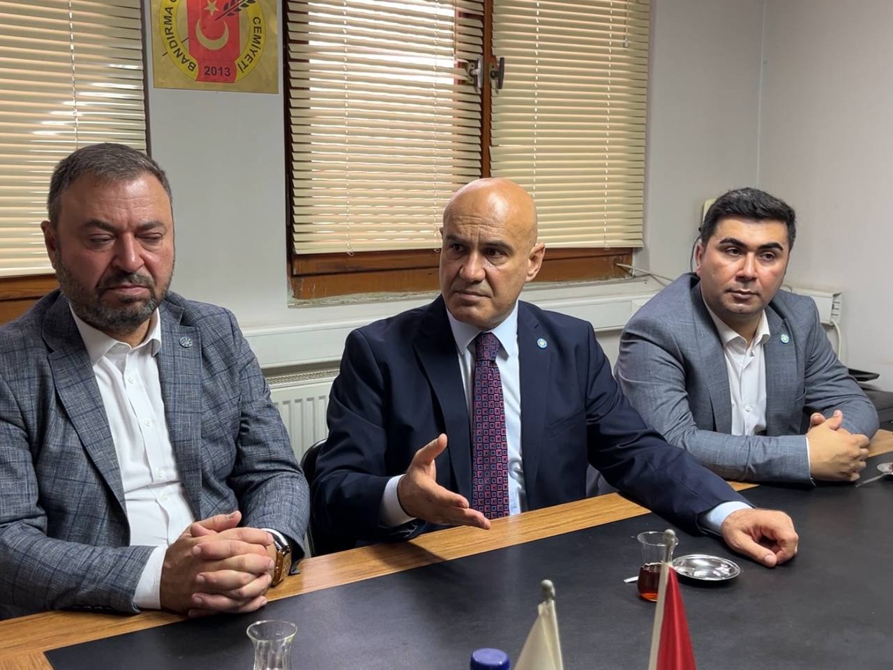 TURHAN ÇÖMEZ’DEN BÜYÜKŞEHİR’E; “SİZİN KAFANIZ ÇÖP OLMUŞ!” İYİ Parti Balıkesir Milletvekili Turhan Çömez, Balıkesir Büyükşehir Belediyesi’nin çöp