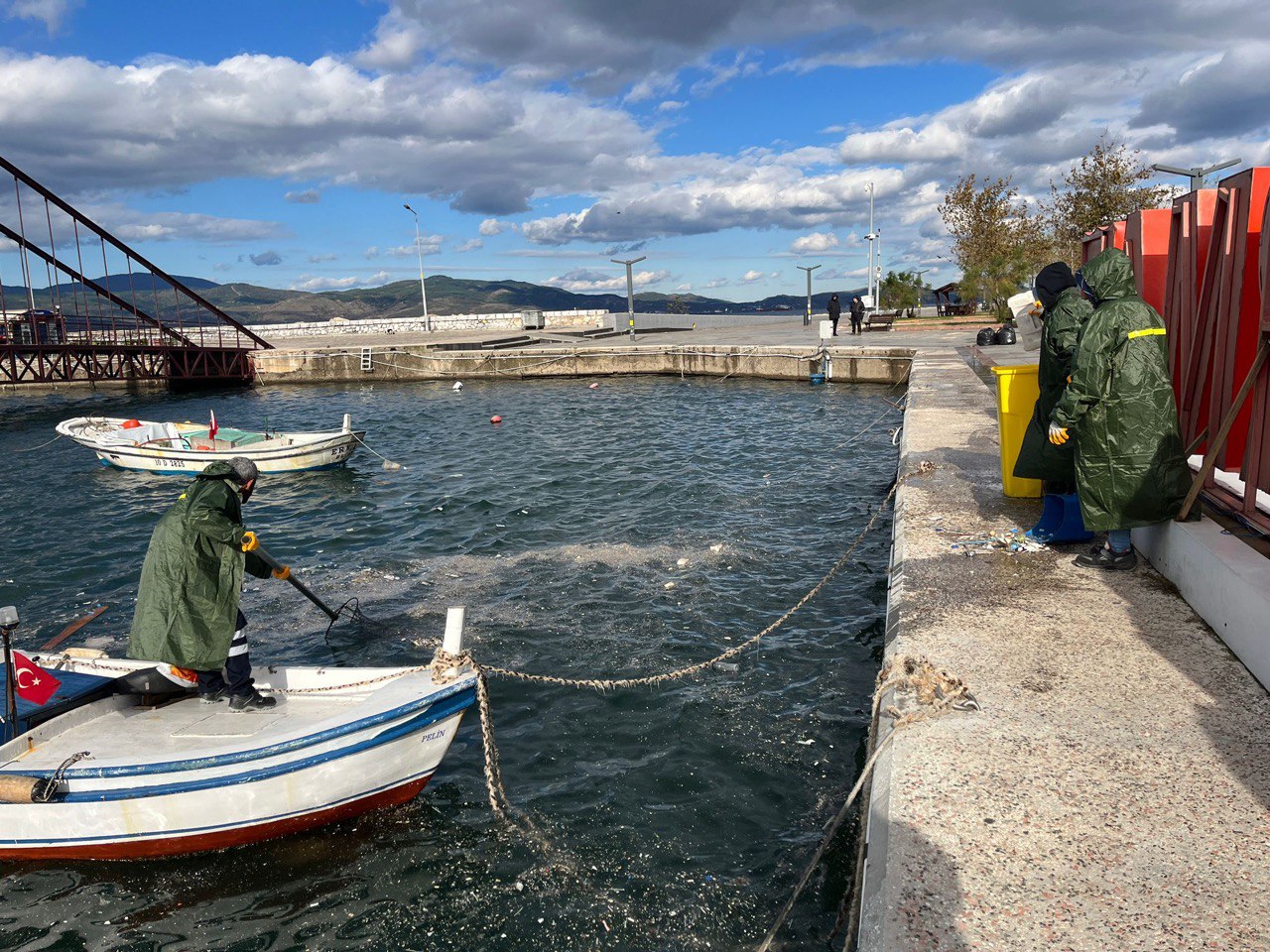 SAHİL YİNE ÇÖPLE DOLDU Bandırma’da sahil kenarı hemen her gün aynı kötü manzaraları yansıtmaya