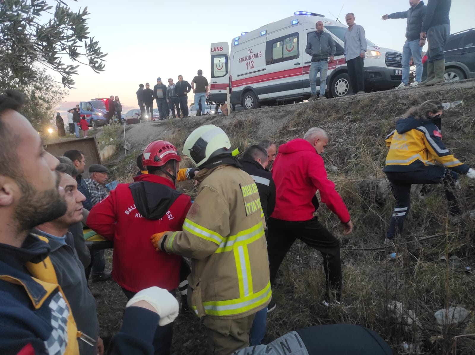 Balıkesir’in Havran ilçesinde otomobil ile traktörün çarpışması sonucu meydana gelen