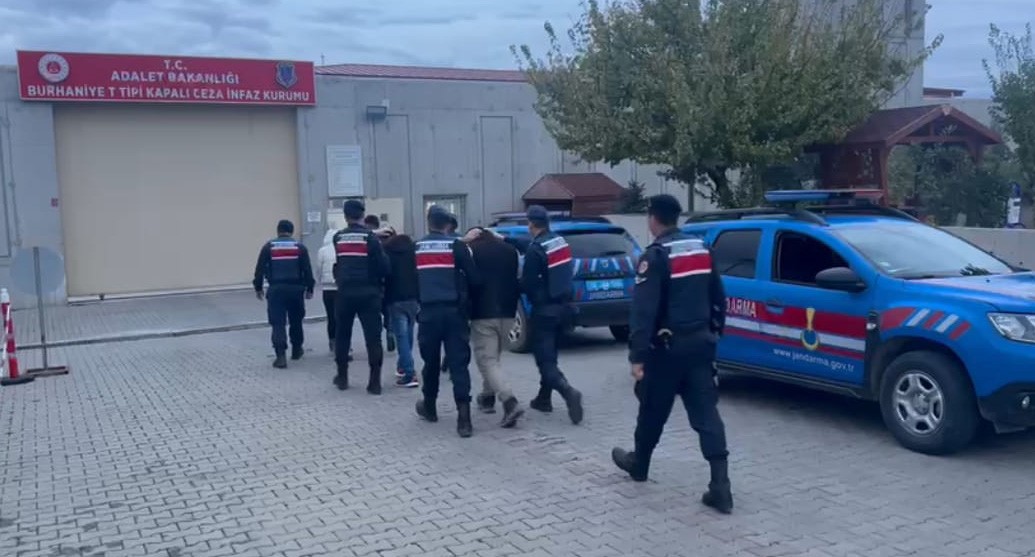 Balıkesir’de 16 düzensiz göçmen ve 3 organizatör yakalandı Balıkesir’in Ayvalık ilçesinde jandarma tarafından yapılan operasyonda 16 düzensiz göçmen