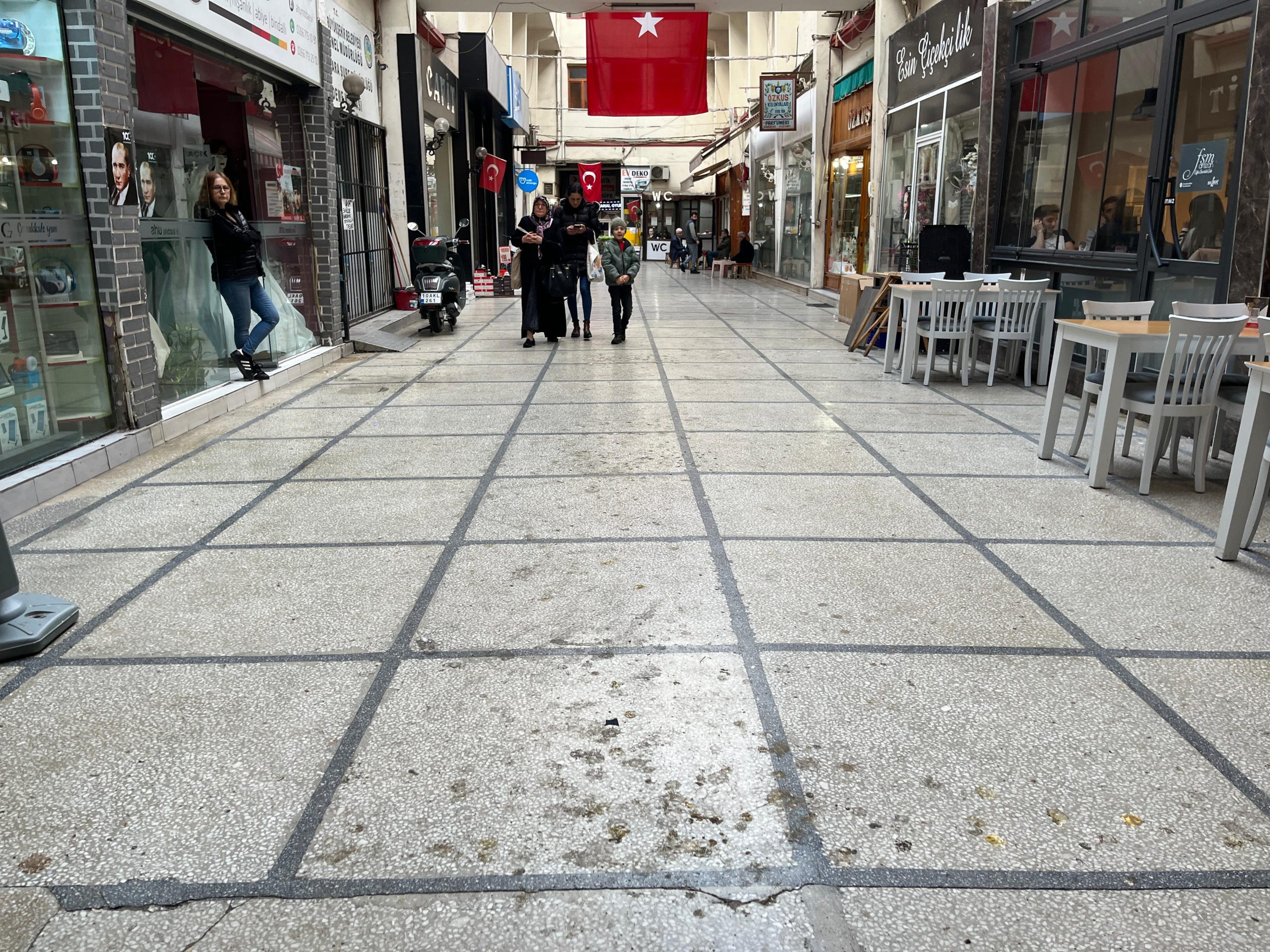 Bandırma Belediyesi Temizlik İşleri tarafından Kapalı Çarşı’nın haftanın 2 günü